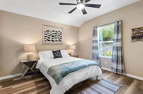 Modern Cabin in Pine Forest Near Austin