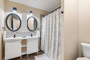 Modern Cabin in Pine Forest Near Austin