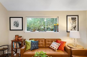 Modern Cabin in Pine Forest Near Austin