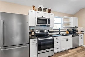 Modern Cabin in Pine Forest Near Austin