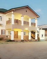 5 Bed House - Sleeps 8 - Wifi - Parking