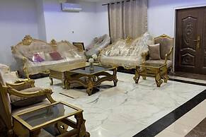 5 Bed House - Sleeps 8 - Wifi - Parking