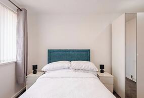 4 bed House - Private Garden - Free Parking