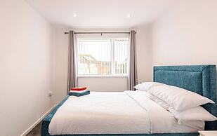 4 bed House - Private Garden - Free Parking