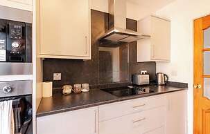4 bed House - Private Garden - Free Parking