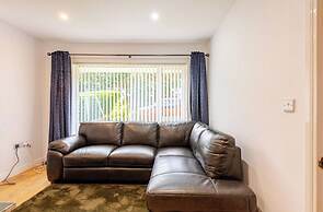 4 bed House - Private Garden - Free Parking