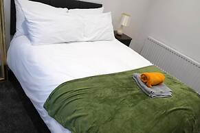 4 bed House - Private Garden - Free Parking
