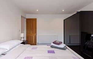 4 bed House - Private Garden - Free Parking