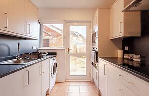 4 bed House - Private Garden - Free Parking