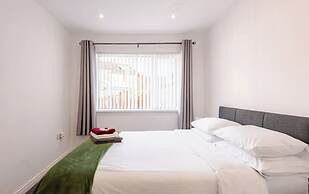 4 bed House - Private Garden - Free Parking