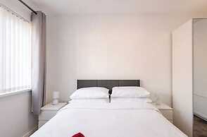 4 bed House - Private Garden - Free Parking