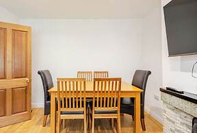 4 bed House - Private Garden - Free Parking