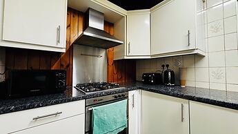 Spacious 4 Bedroom House in St Albans