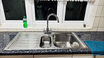Spacious 4 Bedroom House in St Albans