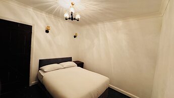 Spacious 4 Bedroom House in St Albans