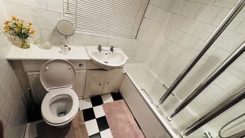 Spacious 4 Bedroom House in St Albans