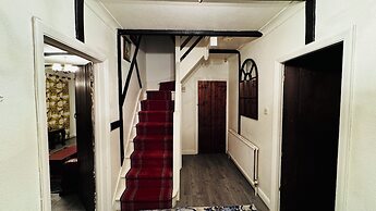 Spacious 4 Bedroom House in St Albans