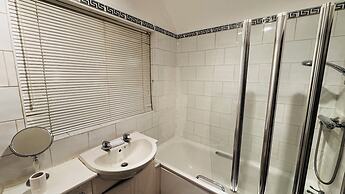 Spacious 4 Bedroom House in St Albans