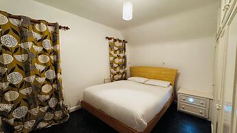 Spacious 4 Bedroom House in St Albans