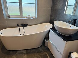 5-bedroom Family Holiday Home Sleeps 7 Garden Parking Pet Friendly Nor