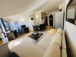 Art Apartment Sleeps 4, Mountain Views