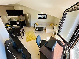 Art Apartment Sleeps 4, Mountain Views