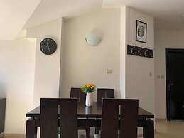 Bansko Spacious Art Apartment With Mountain Views