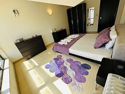 Art Apartment Sleeps 4, Mountain Views