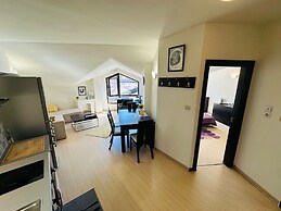 Art Apartment Sleeps 4, Mountain Views