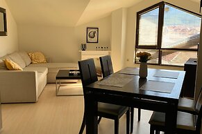 Bansko Spacious Art Apartment With Mountain Views