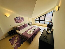 Art Apartment Sleeps 4, Mountain Views