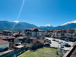 Art Apartment Sleeps 4, Mountain Views