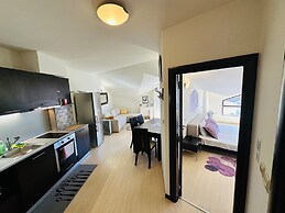 Art Apartment Sleeps 4, Mountain Views
