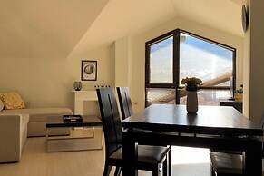 Art Apartment Sleeps 4, Mountain Views