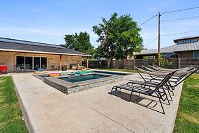 The Gateway 6BED 2 Houses GameRoom Pool