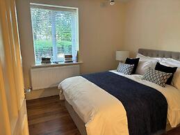 Modern Apt 3 Bedrooms Near Dundrum