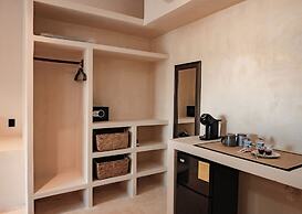 Beach Front Hotel Boutique DK House