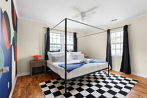 Comfortable 6BR 3BA Home w Large Yard