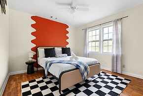 Comfortable 6BR 3BA Home w Large Yard