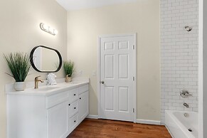 Comfortable 6BR 3BA Home w Large Yard