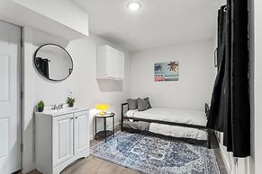 Comfortable 6BR 3BA Home w Large Yard