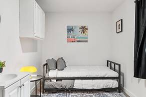 Comfortable 6BR 3BA Home w Large Yard