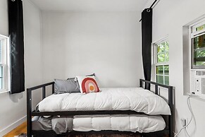 Comfortable 6BR 3BA Home w Large Yard