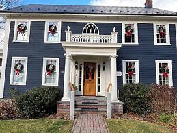 The Inn Crowd Bed and Breakfast