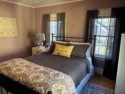 The Inn Crowd Bed and Breakfast