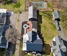 The Inn Crowd Bed and Breakfast