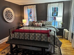 The Inn Crowd Bed and Breakfast