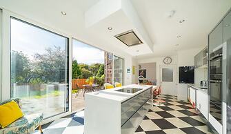 Sunnybrae House Seaside Family-friendly Getaway in Stonehaven With Hot