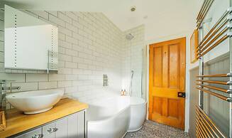 Sunnybrae House Seaside Family-friendly Getaway in Stonehaven With Hot