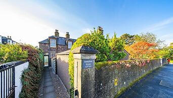 Sunnybrae House Seaside Family-friendly Getaway in Stonehaven With Hot